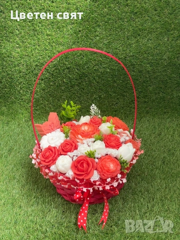 Кошничка със сапунени цветя в елегантно червено и бяло. 