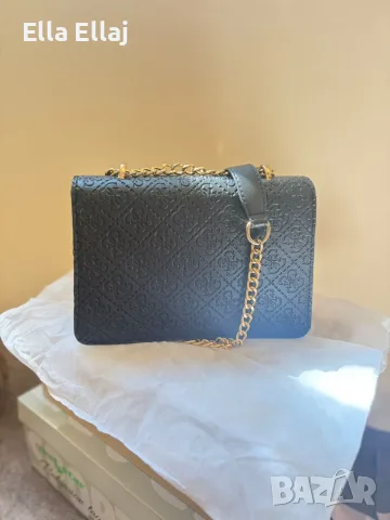 Черна дамска чанта на Guess с релефно лого и златни верижки., снимка 2 - Чанти - 55982379
