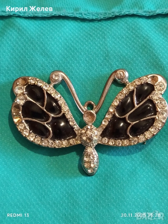 МЕТАЛНА БРОШКА във ФОРМАТА на ПЕПЕРУДА 🦋 с ЧЕРНИ КРИЛА и КРИСТАЛИ 52167, снимка 1