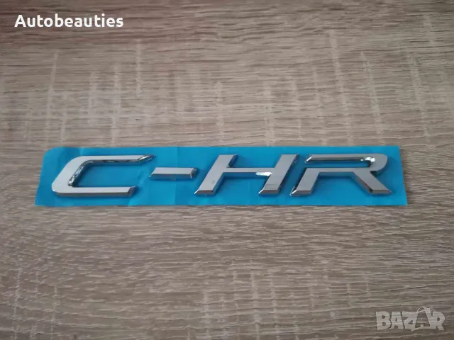 сребрист надпис емблема Toyota C-HR