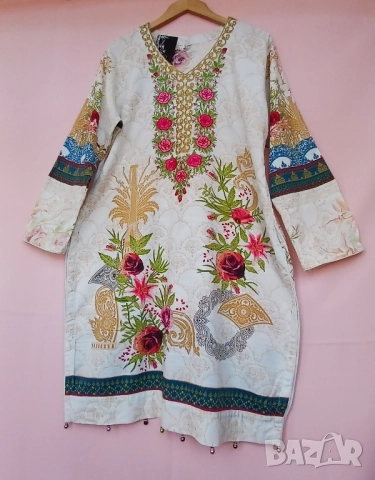 Ленена дамска рокля с остро деколте и бродерия