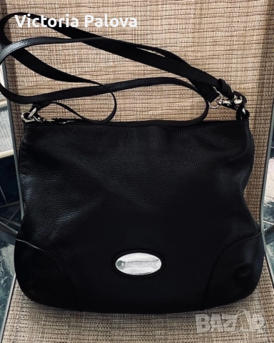 Оригинална кожена чанта Coccinelle - естествена кожа, тип Hobo (Черна), снимка 8 - Чанти - 54009431