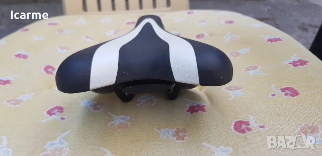 Седалка черно бяла, снимка 3 - Части за велосипеди - 51342762