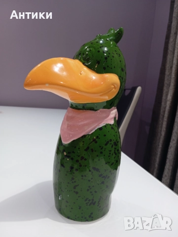 Стара градинска декорация птица