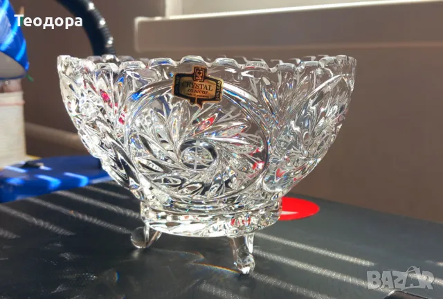 Кристална купа на три крачета, снимка 3 - Аксесоари за кухня - 47291762