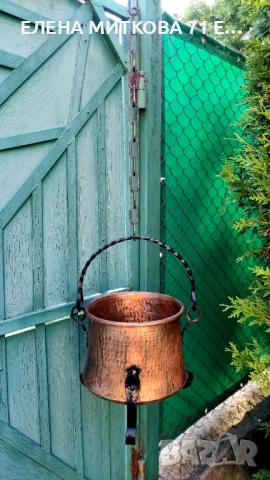 Голямо медно котле с крака от ковано желязо и верига за закачане
