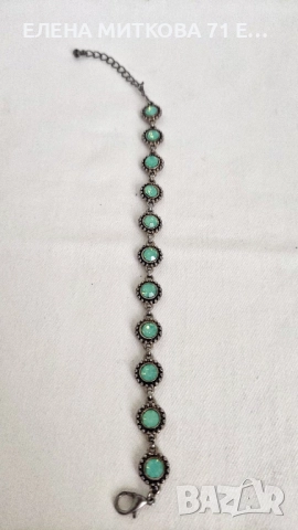 Красива гривна от сребрист метал и камъни