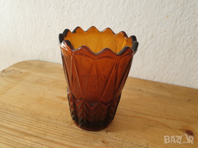 Продавам масивна българска ретро стъклена ваза цвят кехлибар от дебело стъкло с релефи