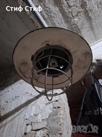 Индустриална емайлирана  лампа, снимка 2 - Антикварни и старинни предмети - 47853290