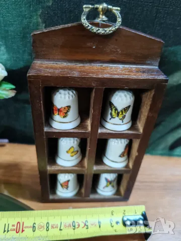 Декоративна поставка  за стена с 6 бр порцеланови напръстници, снимка 2 - Антикварни и старинни предмети - 48827251