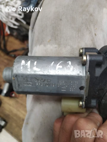 Заден , десен мотор за стъкло за Mercedes Benz ML W163 , 9137041093 , снимка 3 - Части - 51208171