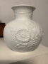 Ваза за цветя порцелан произведено в Германия Kaiser  отличен състояние височина  16 см, снимка 2