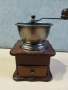 Много атрактивна ръчна дървена кафемелачка, снимка 1