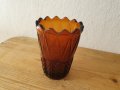Продавам масивна българска ретро стъклена ваза цвят кехлибар от дебело стъкло с релефи, снимка 1 - Вази - 39764406