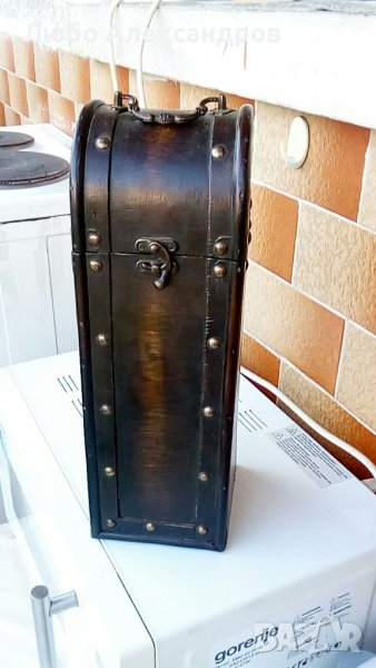 Стара дървена кутия за бутилка с месингов обков., снимка 1