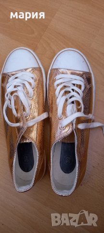 Златисти кецове