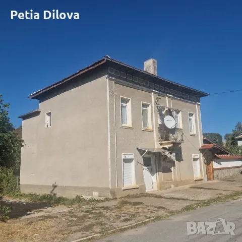 Собственик:  Просторна двуетажна къща в центъра на тихо подбалканско село, снимка 2 - Къщи - 56028208