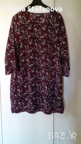 Голяма рокля е тъмно червено с шарки