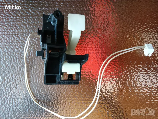 Микропревключвател с пуш бутон,шаси за монтаж и букса от сушиня Whirlpool, снимка 4 - Сушилни - 49350909