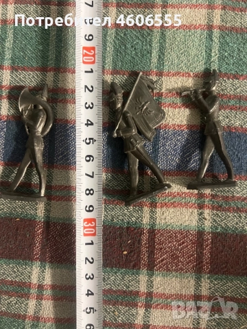 Метални фигури на войници.