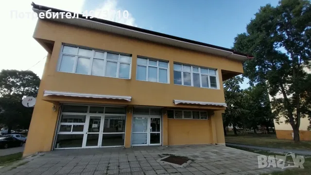 дава под наем партерен етаж 120 кв.м. в търговски център.  