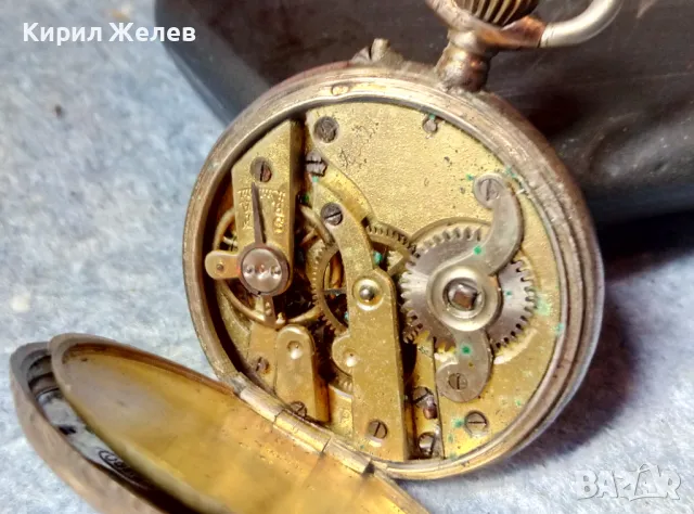 Стар ШВЕЙЦАРСКИ СРЕБЪРЕН ДЖОБЕН ЧАСОВНИК СРЕБРО 800 с ПОЗЛАТЕНА РЕТРО ОРНАМЕНТИКА 48847, снимка 4 - Джобни - 48035285