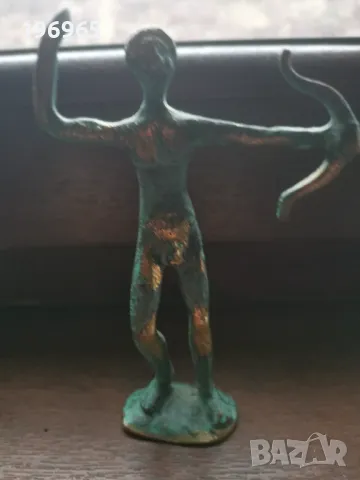 стара медна фигура