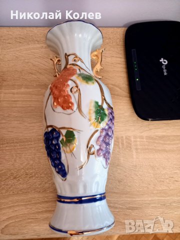 Бяла порцеланова ваза с орнаменти, снимка 1 - Вази - 35265469