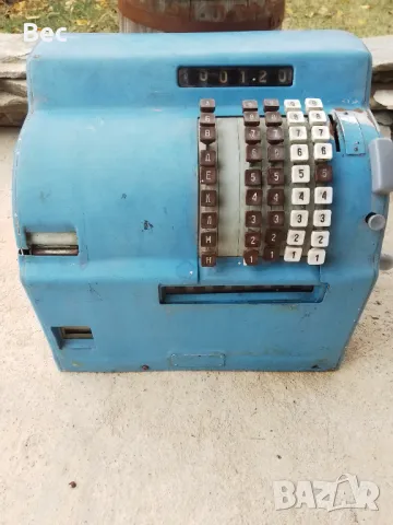 Продавам стар касов апарат 