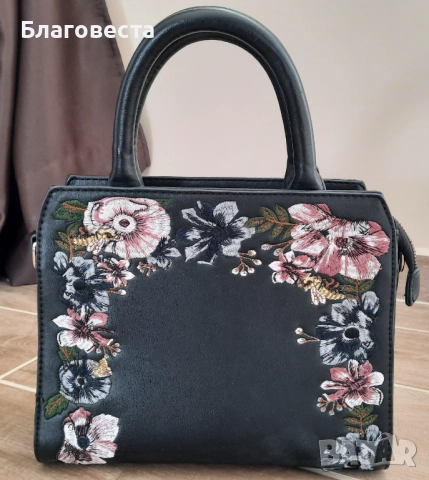 Дамска чанта с декорация, снимка 3 - Чанти - 52352608