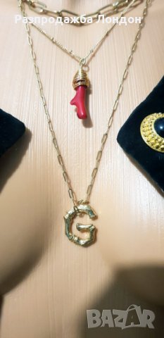 Колие стилно,корал,буква.Лондон