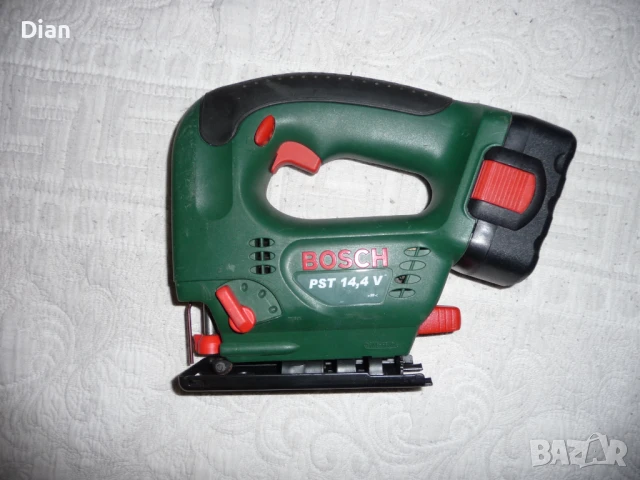 Акумулаторен прободен трион / зеге Bosch PST 14,4 V с две батерии.