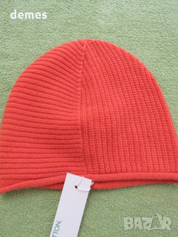  Дамска шапка United Colors of Benetton в цвят корал, снимка 2 - Шапки - 30778916