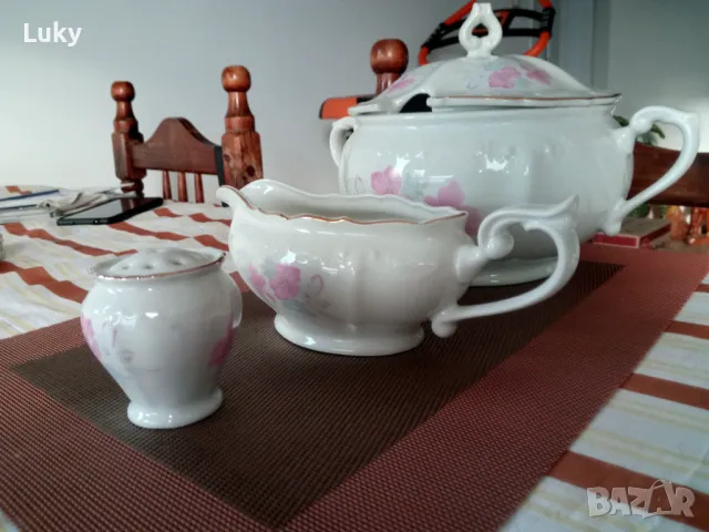 Прекрасен ,антикварен,лот .Порцелан.Цената е за всичко.