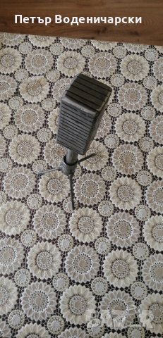 Нова скулптура на студиен микрофон от метал. Състои се от две части. Стойка и микрофон. 
, снимка 5 - Микрофони - 42195796