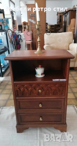 Изключително красиво и стилно шкафче от масивно дърво с фина декоративна резба. 