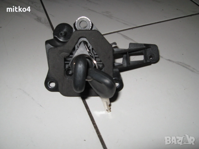заключващ механизъм за багажник за рено