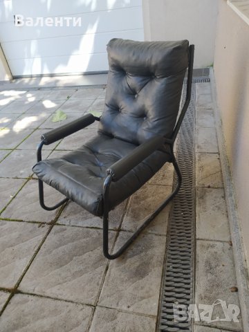 Тапициран стол с ръкохватки, черна екокожа, здрава метална конструкция., снимка 2 - Столове - 42139816
