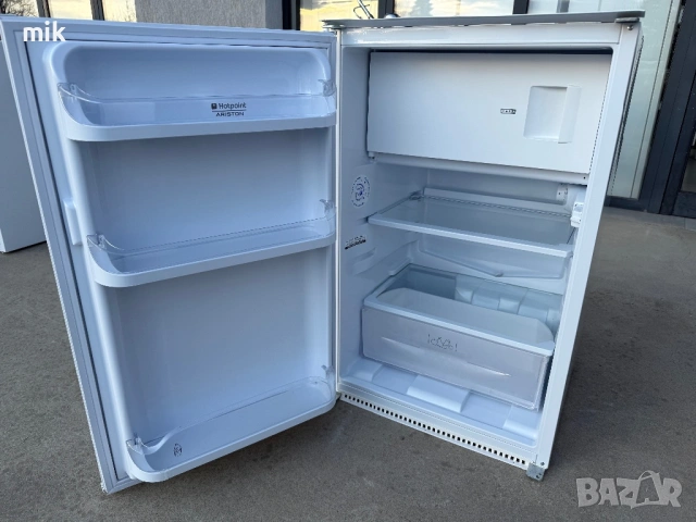 Малък хладилник с камера HotPoint Ariston, снимка 2 - Хладилници - 53987738