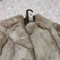 палтото е с  цена  180 лева   естествен косъм М размер  дължина до по  таза състояние  като ново, снимка 6 - Палта, манта - 34222621