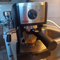 Кафе машина Делонги с ръкохватка с крема диск, работи отлично и прави хубаво кафе , снимка 2 - Кафемашини - 37505005