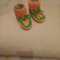 Ръчно плетени бебешки терлички, снимка 5 - Бебешки чорапи - 44444686