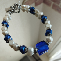 Дамска гривна  с естествени перли в  бяло и кралско синьо , снимка 2 - Гривни - 44808188