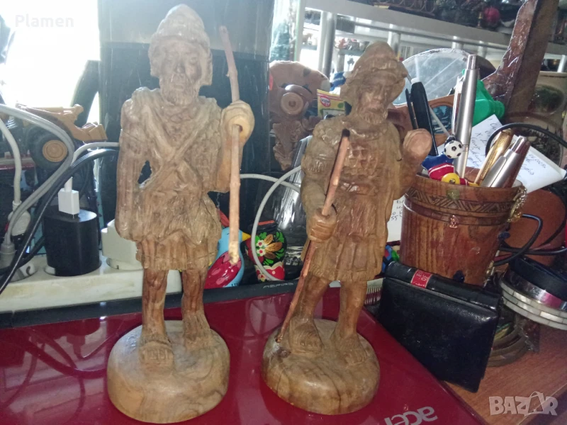 Две дървени статуетки на войници дърворезба , снимка 1