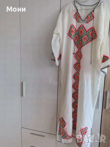 Дамска риза с бродирана шевица.