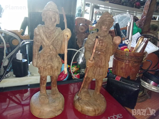 Две дървени статуетки на войници дърворезба , снимка 1