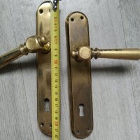стари месингови дръжки за врата с шилд-комлект, снимка 2 - Други ценни предмети - 38359712