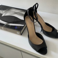 Нови сандали на ток, снимка 1 - Дамски обувки на ток - 44683498