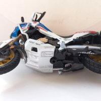 Мотор HONDA Afrika Twin Adventure Bburago 1:18, снимка 6 - Колекции - 44212835