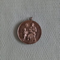 Продавам орден медал за майчинство , снимка 1 - Антикварни и старинни предмети - 44636113